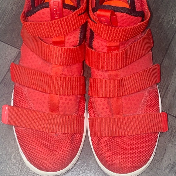 Nike Lebron Solider Zooms - Picture 2 of 4